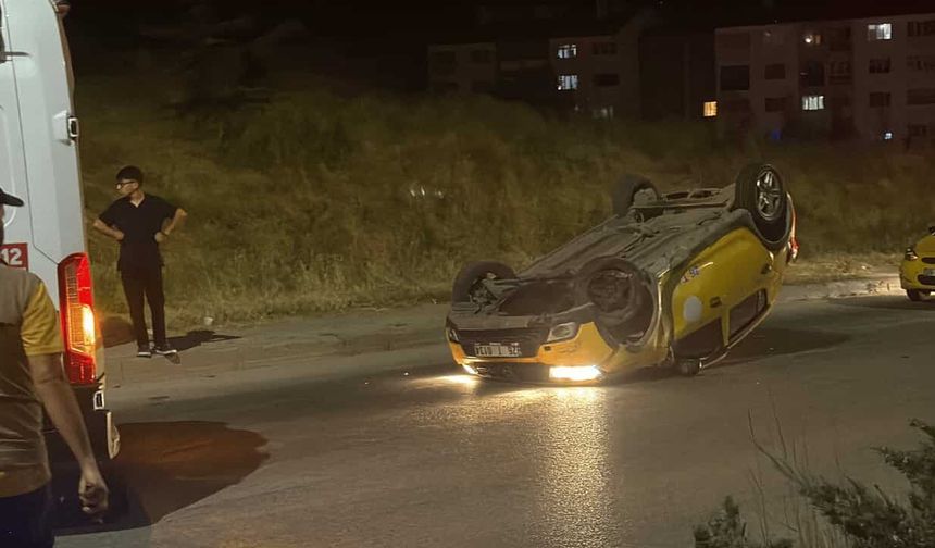 Eskişehir'de virajı alamayan ticari taksi ters döndü: Yaralılar var