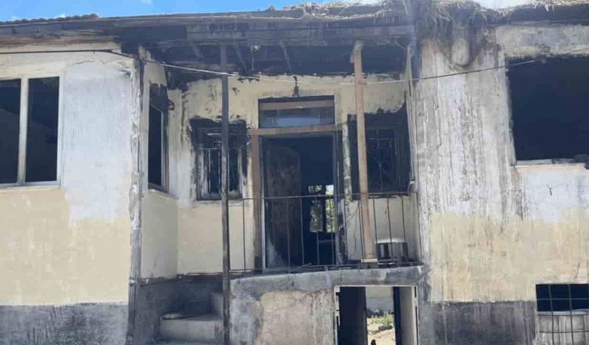 Eskişehir'de yangında evi küle dönen aile yardım eli bekliyor