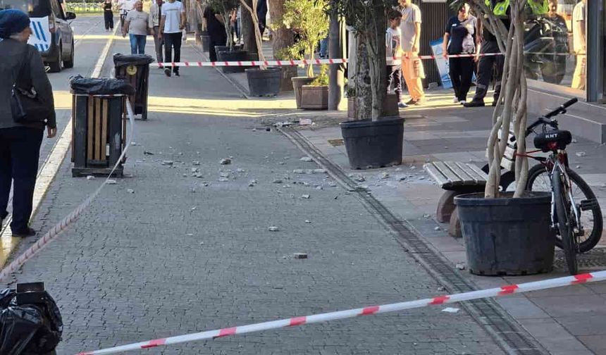 Eskişehir'in en işlek noktasında binadan beton parçaları koptu! Vatandaşlar son anda kurtuldu