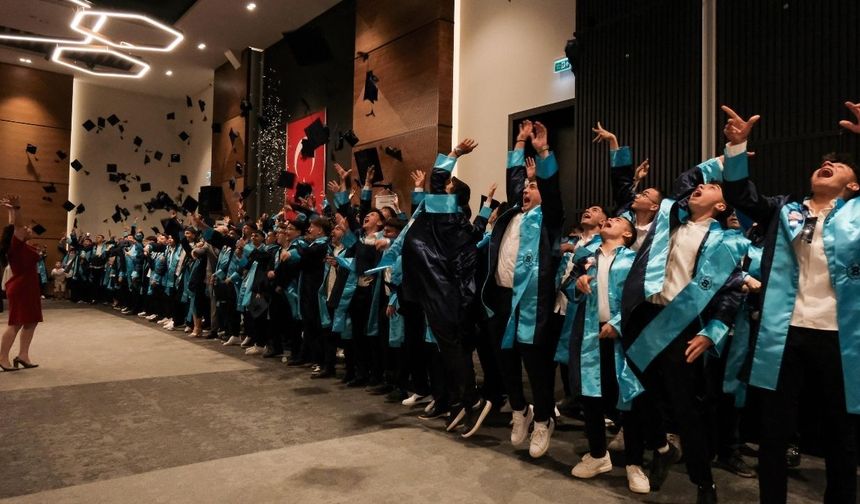 Özel EOSB MTAL’de 355 öğrenci mezuniyet sevinci yaşadı