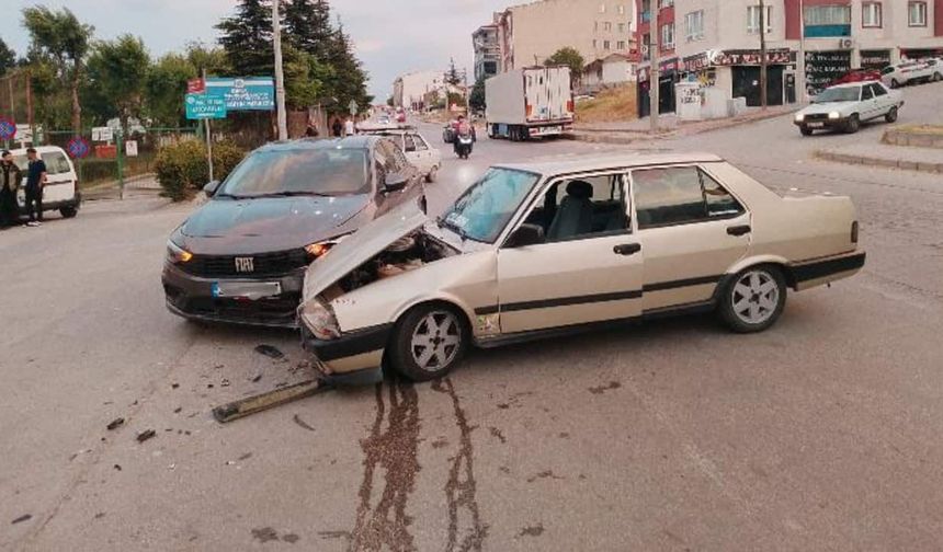 Karşı şeride geçmek isterken canından oluyordu: Eskişehir'de iki araç kafa kafaya çarpıştı