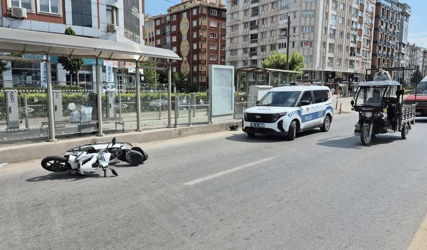 Eskişehir'de kırmızı ışık ihlali yapan 20 yaşındaki sürücü 80 yaşındaki yayaya çarptı