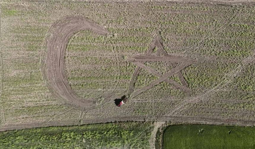 Kızının isteğini kırmadı! Eskişehir'de Milli Takım için tarlasına dev ay-yıldız çizdi