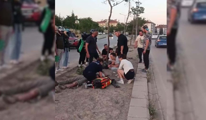 Eskişehir'de kontrolden çıkan motosiklet refüje çarptı!
