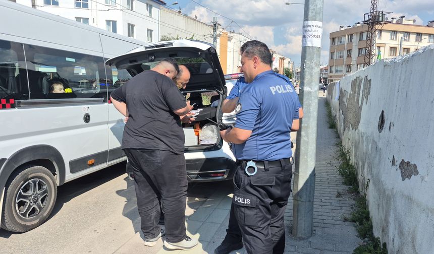 Yaya geçidinde tehlikeli anlar! Eskişehir'de iki motosiklet birbirine girdi