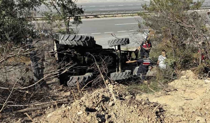 Odun yüklerken traktörün altında kaldı