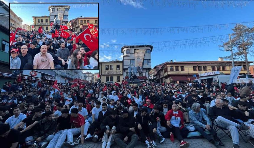 Odunpazarı’nda yüzlerce kişi milli takım için tek yürek oldu