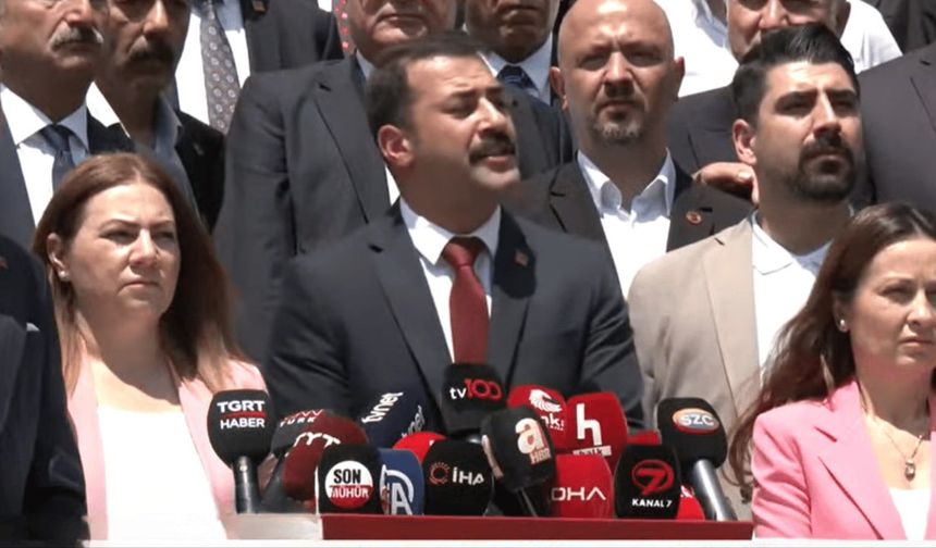 İmzalar teslim edildi, Yalaz genel merkez önünden seslendi: "Amaç CHP’yi majestelerin muhalefeti yapmaktır"