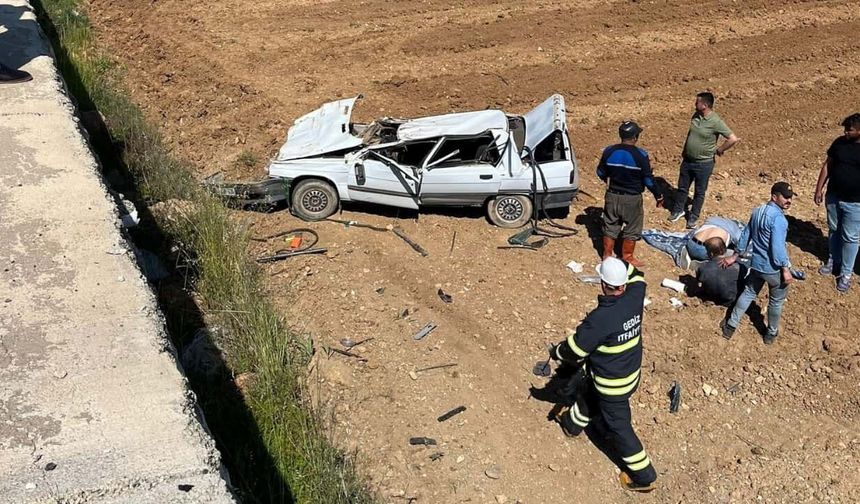 Savrulan otomobil tarlaya uçtu: Araçta sıkışıp kaldılar!