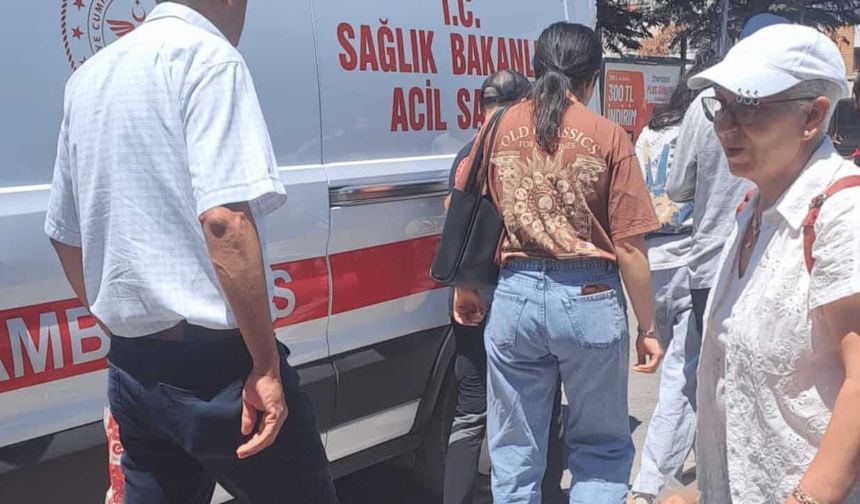 Eskişehir'de tramvay durağında panik anları: Aniden yere yığıldı!