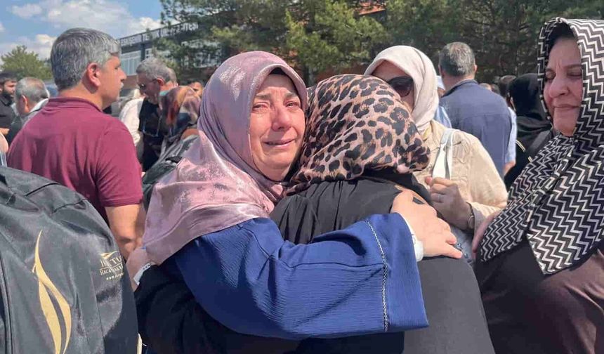Kutsal topraklardan Eskişehir’e dönen ilk hacı kafilesi gözyaşlarıyla karşılandı