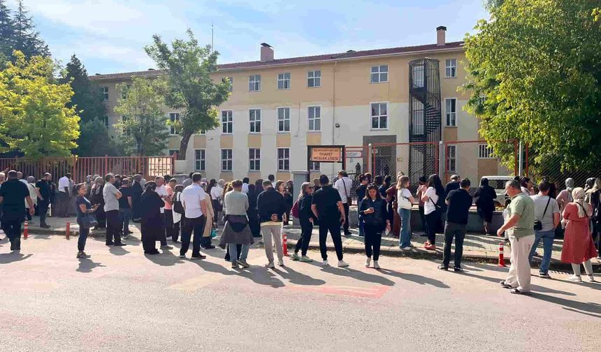Eskişehir'de öğrenciler ve veliler erken saatlerde okullara akın etti