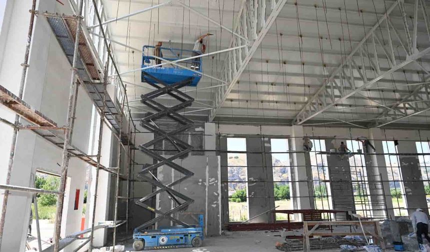 Eskişehir'in yeni modern düğün salonu hızla yükseliyor