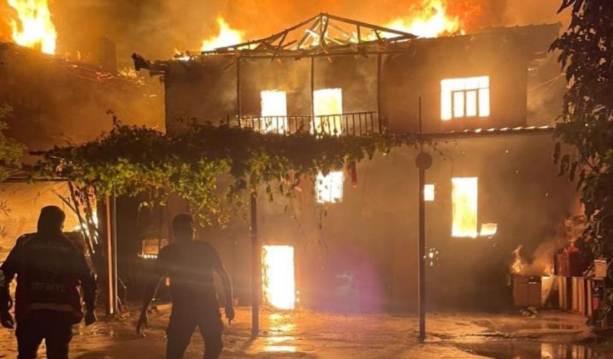 Alevler geceyi aydınlattı! Yangında iki ev küle döndü