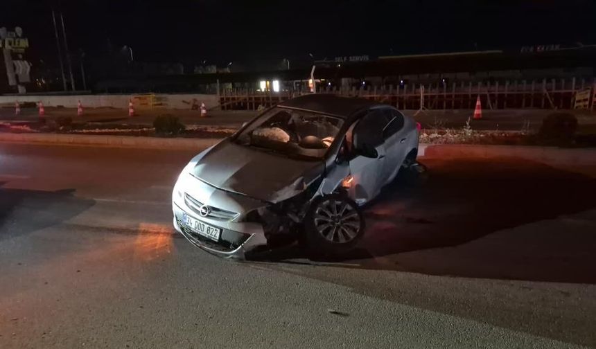 Eskişehir'de alkollü sürücü refüje daldı! Otomobilin tekerleri yerinden çıktı