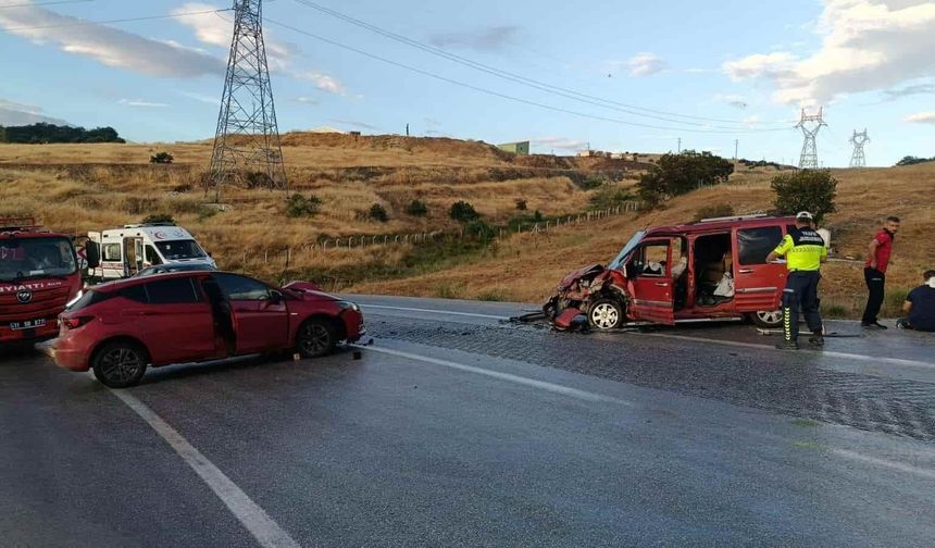 Eskişehir yolunda kafa kafaya çarpışan araçlar hurdaya dündü: Yaralılar var