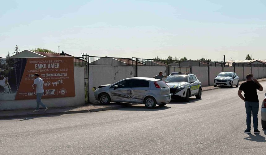 Eskişehir'de kamyonetle çarpışan otomobil evin duvarını girdi: Yaralı sürücü hastaneye kaldırıldı