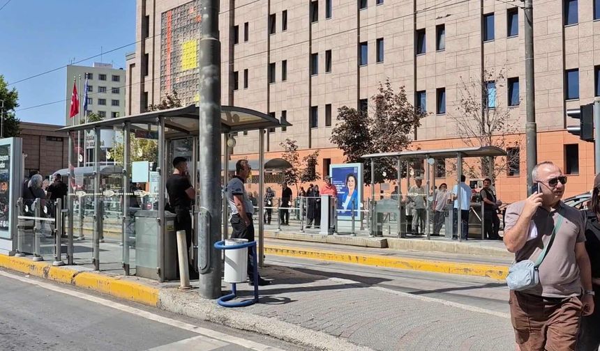 Eskişehir tramvay durağında bıçaklı kavga: "Ben ablamın namusunu çöpte mi buldum"