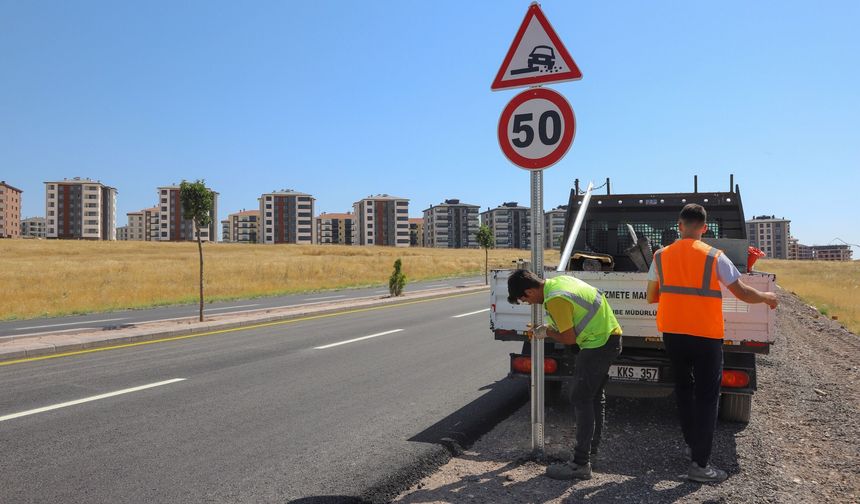Eskişehir'de bakımı tamamlanan yollarda çizgi çalışmaları gerçekleştiriliyor