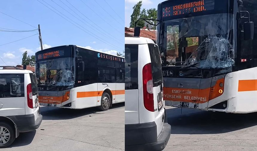Eskişehir'de belediye otobüsü ile hafif ticari araç çarpıştı