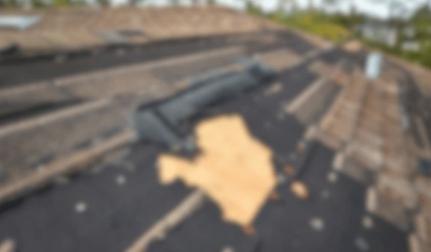 Çatıyı tamir etmeye çalışırken 5 metre yükseklikten beton zemine çakıldı