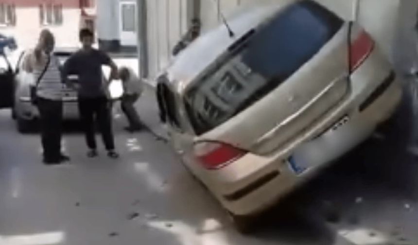 Eskişehir'de kontrolünü kaybeden sürücü bina duvarına çıktı