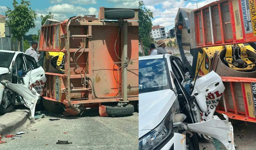 Eskişehir'de sürücü kursu aracı ve belediyenin iş makinasını taşıyan kamyonet çarpıştı: Eğitmen ve öğrenci yaralı!