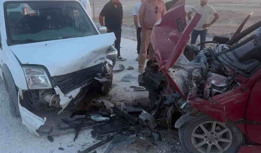 Eskişehir'de iki araç kafa kafaya çarpıştı: Yaralılar var