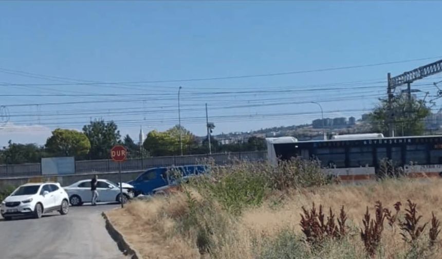 Eskişehir'de belediye otobüsü ve otomobil çarpıştı: Ekipler olay yerine sevk edildi