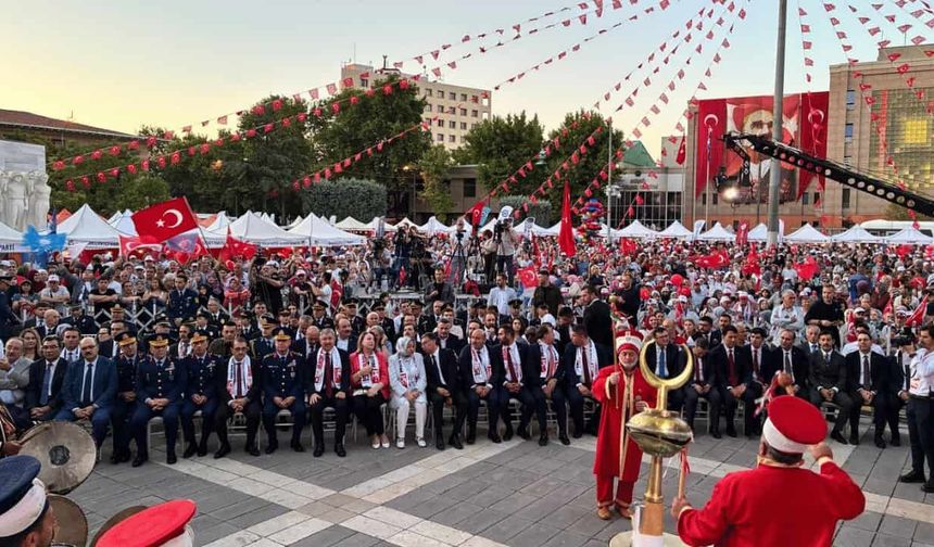 Eskişehir'de binlerce kişi 15 Temmuz'un 10'uncu yılında Vilayet Meydanı'nda buluştu