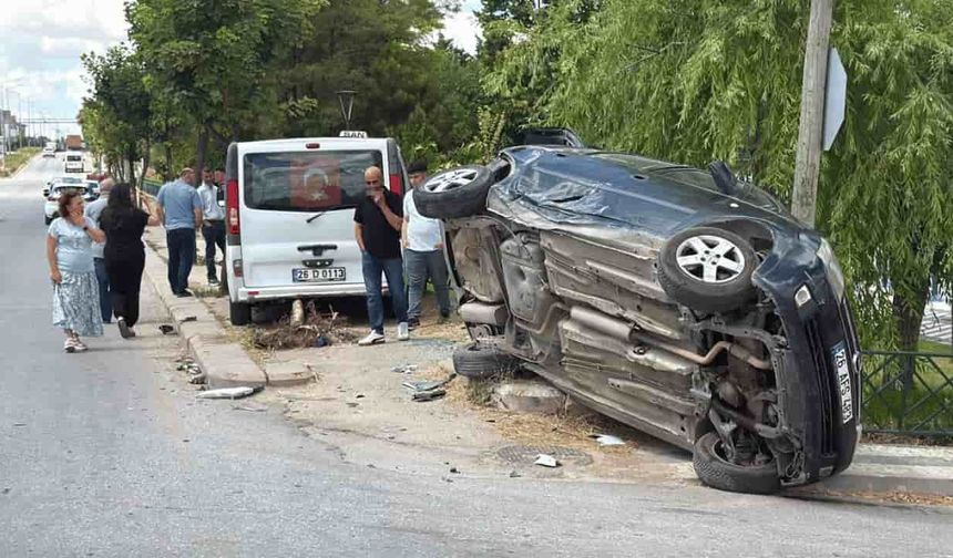 Eskişehir'de dolmuş ile otomobil çarpıştı: Çok sayıda yaralı var