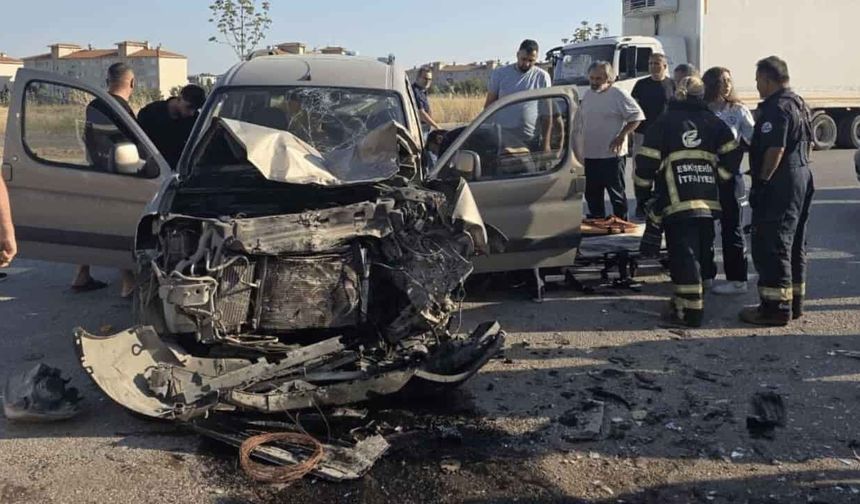 Eskişehir'de feci kaza: Kamyonet ile hafif ticari araç kafa kafaya çarpıştı
