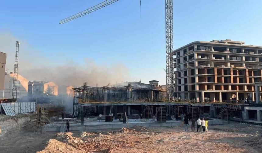 Eskişehir'de inşaattaki yangına 7 itfaiye aracı ve 21 personel ile müdahale edildi