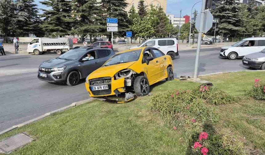 Eskişehir'de kaza: Otomobil çarpışmanın etkisiyle refüje çıktı