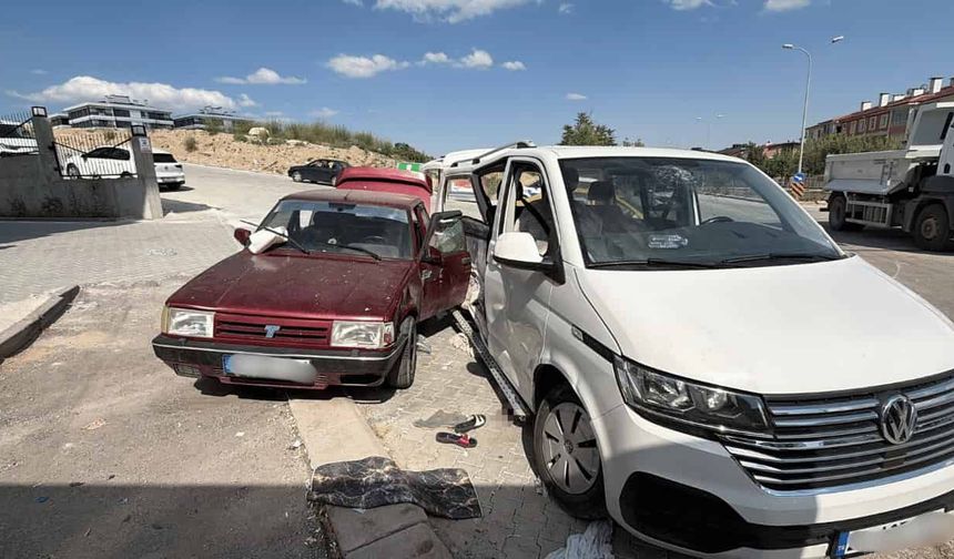 Eskişehir'de kaza sonrası ortalık savaş alanına döndü: Çok sayıda yaralı var