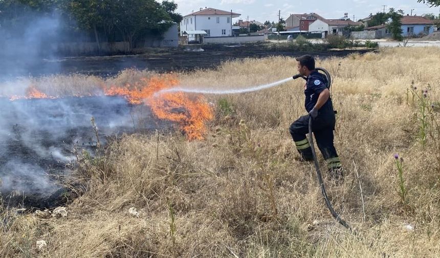 Eskişehir'de korkutan dakikalar: Aynı mahalledeki iki sokaktan alevler yükseldi