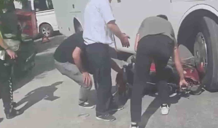 Eskişehir'de motosiklet ile işçi servisi çarpıştı: Motosikletli tekerin altında kaldı