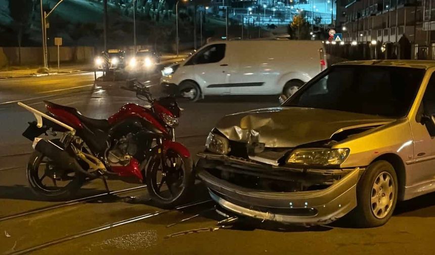 Eskişehir'de otomobil ve motosiklet kafa kafaya çarpıştı
