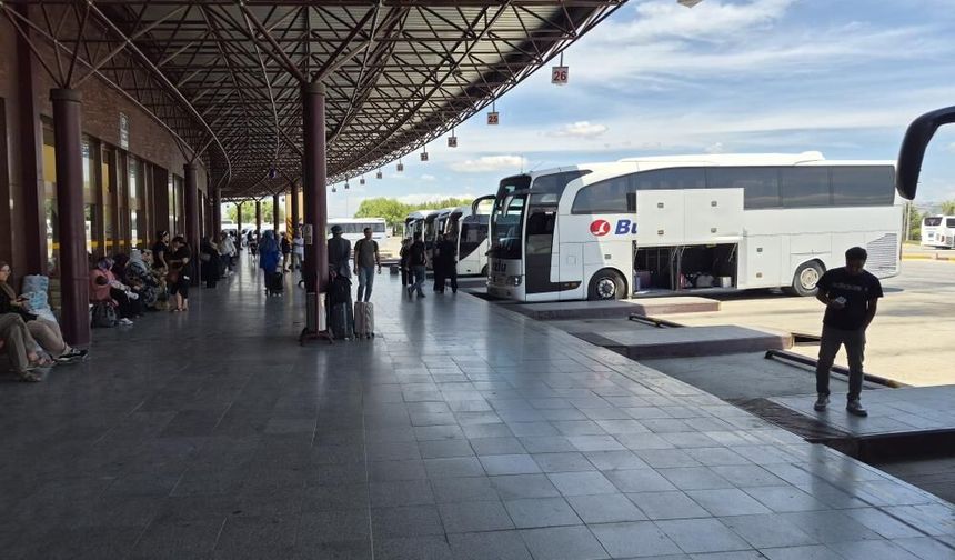 Eskişehir'de seferlerde büyük durgunluk yaşanıyor: Yazlık bölgelere giden otobüsler bile boş