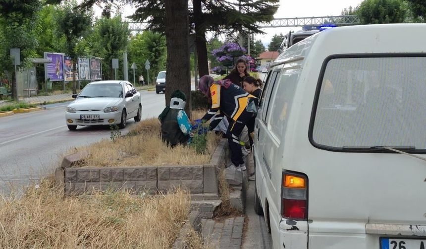 Eskişehir'de yaya geçidinde kaza: Anneanne torununu son anda itti