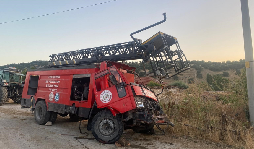 Seyitgazi yangını dönüşü acı kaza: 3 itfaiye eri yaralandı