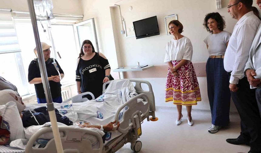 Başkan Ünlüce kazada yaralanan itfaiye erlerini hastanede ziyaret etti