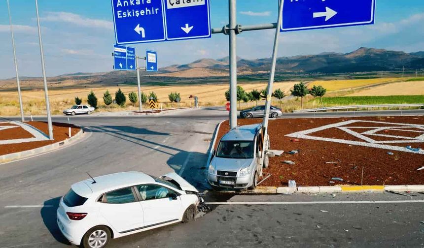 Hafif ticari araç otomobille çarpıştı: Çok sayıda yaralı var