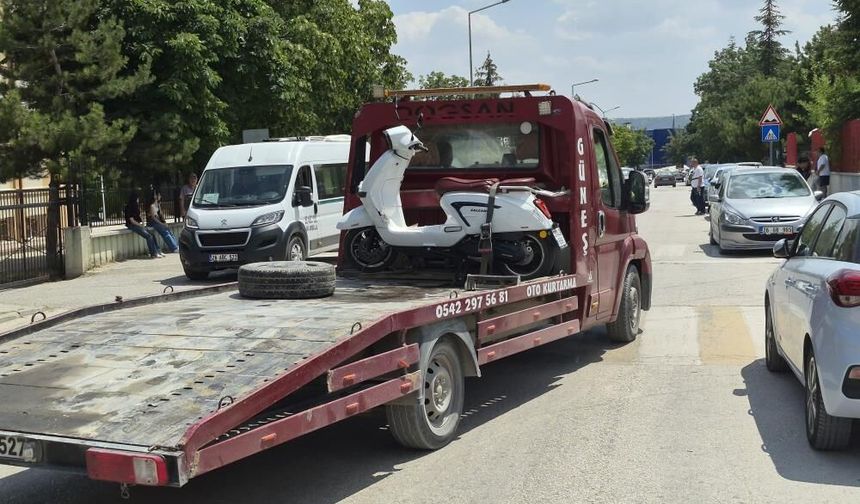 Hatalı U dönüşü kazayı beraberinde getirdi: Eskişehir'de motosikletli ölümden döndü