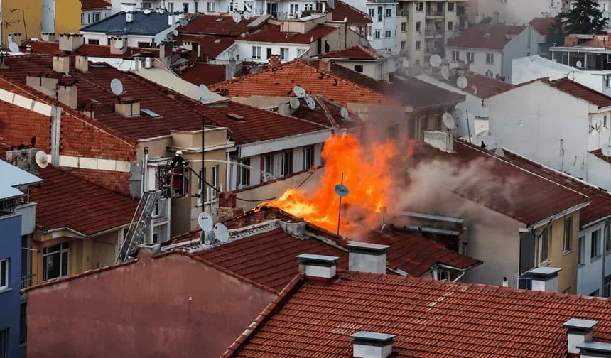Eskişehir'de bina alevlere teslim oldu