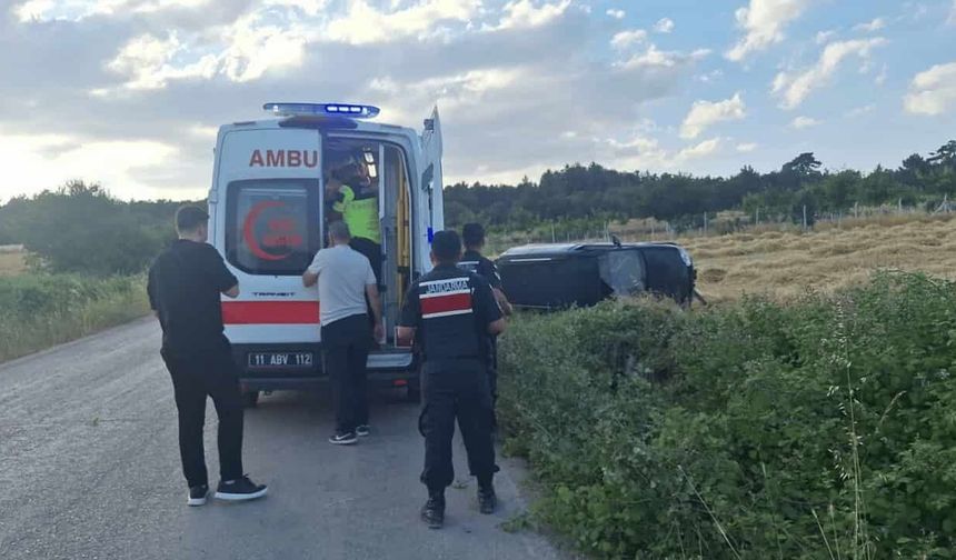Kamyonet tarlaya devrildi: 1 yaralı