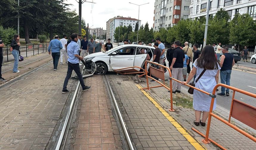 Eskişehir'de otomobil tramvay yoluna girdi! 4 hattın seferleri durdu