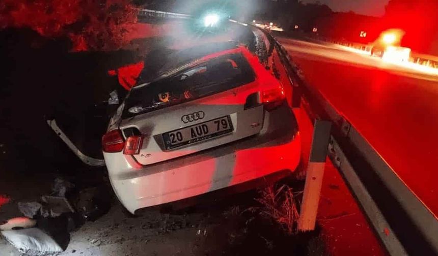 Kontrolden çıkan otomobil önce bariyerlere çarptı ardından refüje girdi: Ölü ve yaralılar var