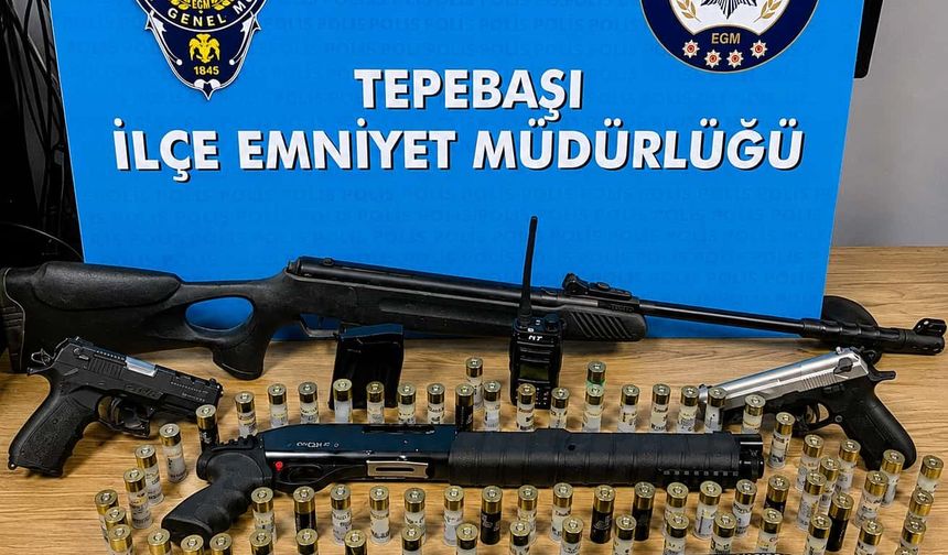 Eskişehir'de silah fotoğrafı paylaşan 2 kişi yakalandı: Çok sayıda tüfek ve mühimmat ele geçirildi