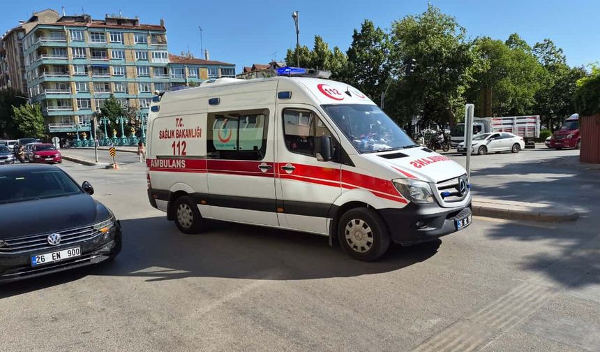 Eskişehir'de otomobil ile motosiklet çarpıştı: Trafik zabıtası hastaneye kaldırıldı